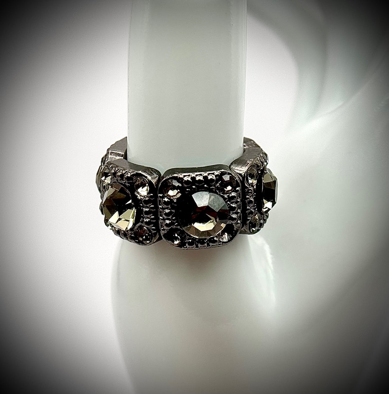 gunmetal tone statement style stretch ring with black glass size 7.5-11.5