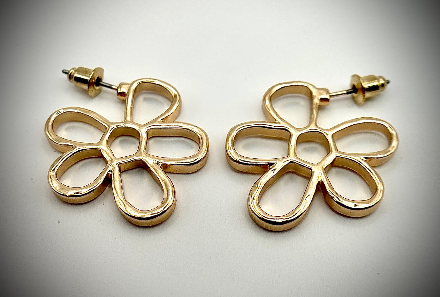 american eagle daisy earrings